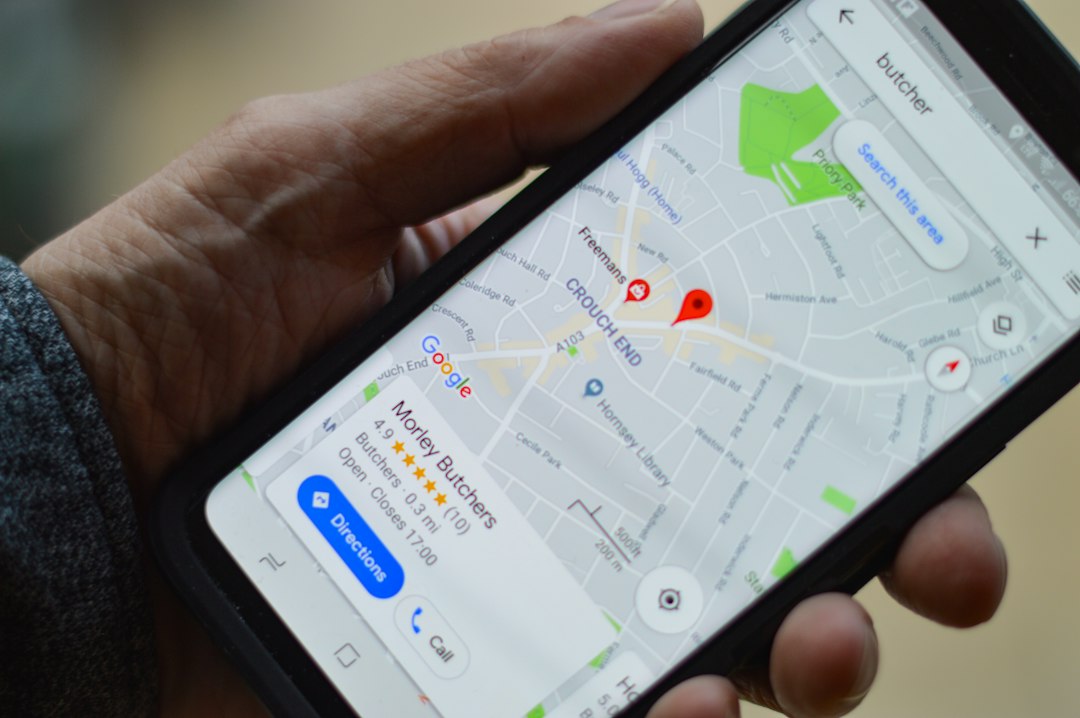 Pametni telefon sa mapom i lokacijskim pinovima kao ilustracija lokalnog SEO i Google Business Profila