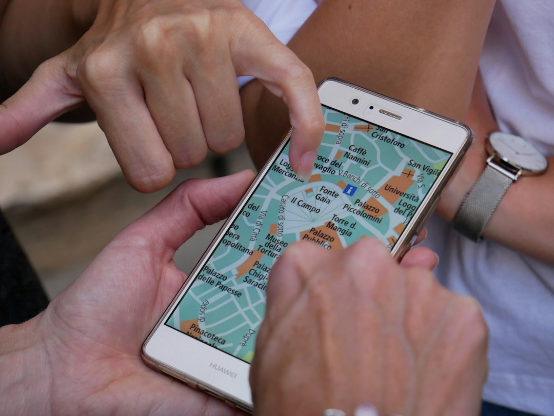 Osoba koristi pametni telefon kao ilustracija upravljanja poslovnim lokacijama i Google Business Profilom